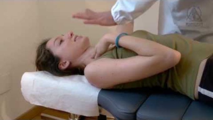 Whiplash patient treated with Chiropractic and Applied Kinesiology. Click on English subtitles.